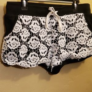 Womens size 15-17 fabric shorts very comfy